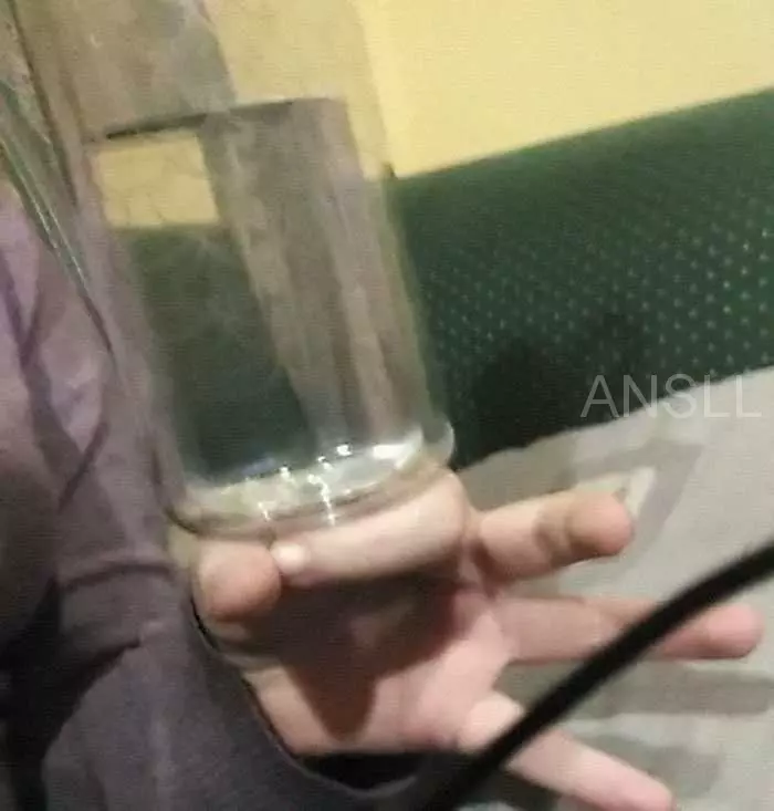有人在網上詢問「拿飲料的最糟手法」,網友給出的搞笑回復 !