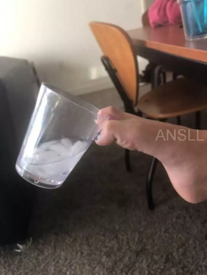 有人在網上詢問「拿飲料的最糟手法」,網友給出的搞笑回復 !