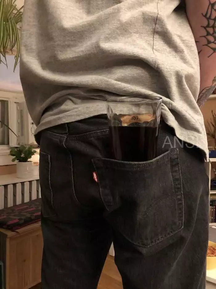 有人在網上詢問「拿飲料的最糟手法」,網友給出的搞笑回復 !