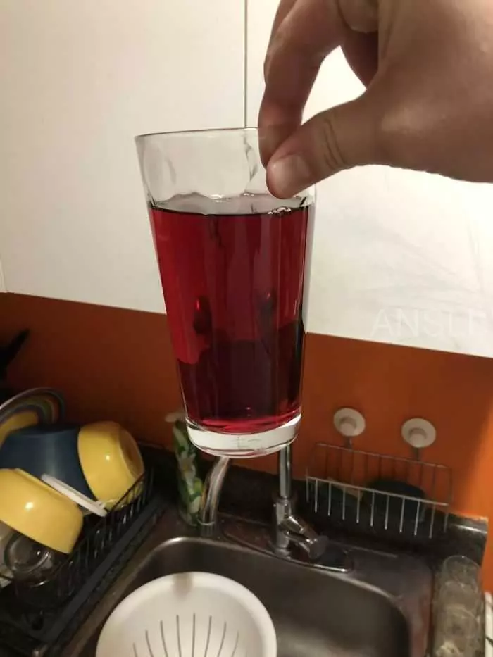 有人在網上詢問「拿飲料的最糟手法」,網友給出的搞笑回復 !