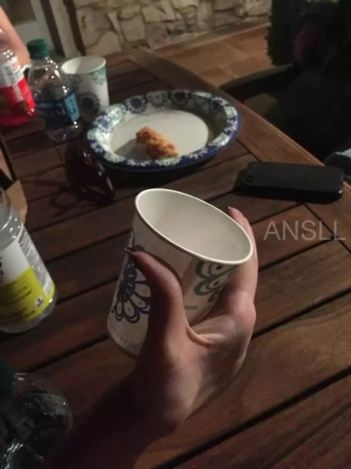 有人在網上詢問「拿飲料的最糟手法」,網友給出的搞笑回復 !