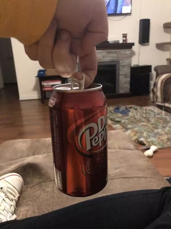 有人在網上詢問「拿飲料的最糟手法」,網友給出的搞笑回復 !