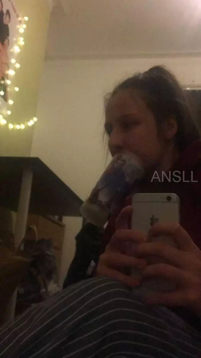 有人在網上詢問「拿飲料的最糟手法」,網友給出的搞笑回復 !