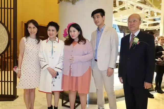 婚事延後2年!何鴻燊四房長女「讓女兒當花童」見證婚禮,意外曝露「爸爸身體狀況」98歲依然健康!