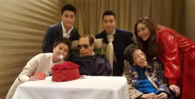 婚事延後2年!何鴻燊四房長女「讓女兒當花童」見證婚禮,意外曝露「爸爸身體狀況」98歲依然健康!