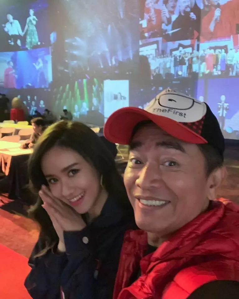 吳姍儒打敗天王老爸!「出道4年獲3座金鐘獎」與父出席慶功宴,吳宗憲欣慰:「願一輩子把獎讓給妳」父愛動容~~