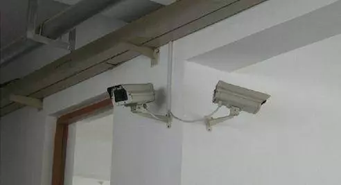 啞巴妻子嫁入我家,我每次上班都攔著不讓走,查看監控,畫面讓我怒了!