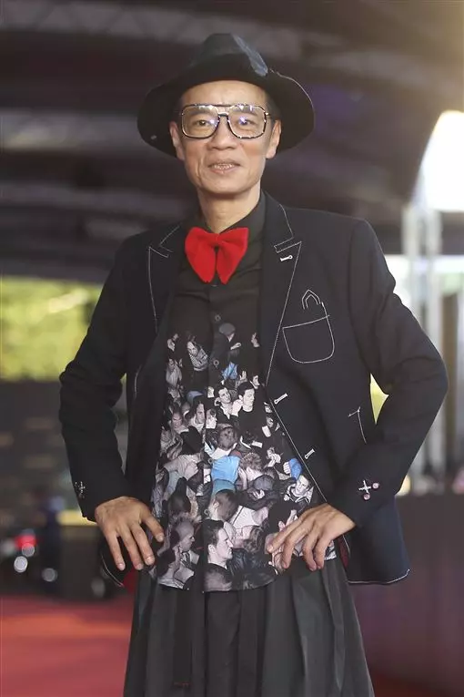 紅毯穿搭大比拚!賈靜雯「把星空披在身上」榮登金鐘最美,專家加碼曝「讓人倒彈穿搭」:當自己洗車廠!