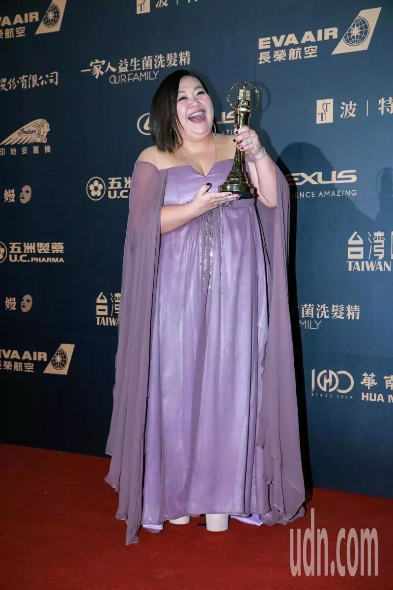 紅毯穿搭大比拚!賈靜雯「把星空披在身上」榮登金鐘最美,專家加碼曝「讓人倒彈穿搭」:當自己洗車廠!