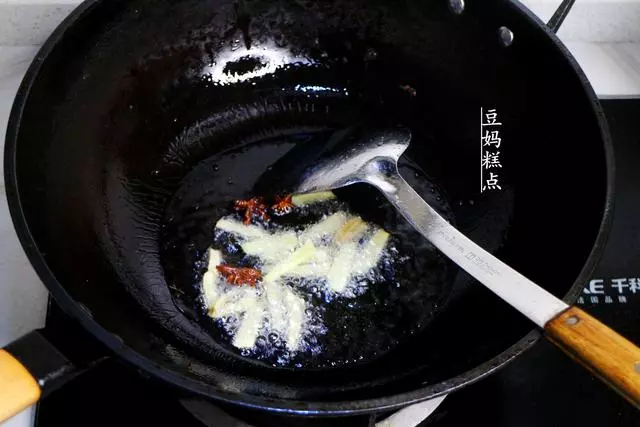土豆和它真是絕配,我家隔三差五做,香濃味美,孩子每次都搶著吃