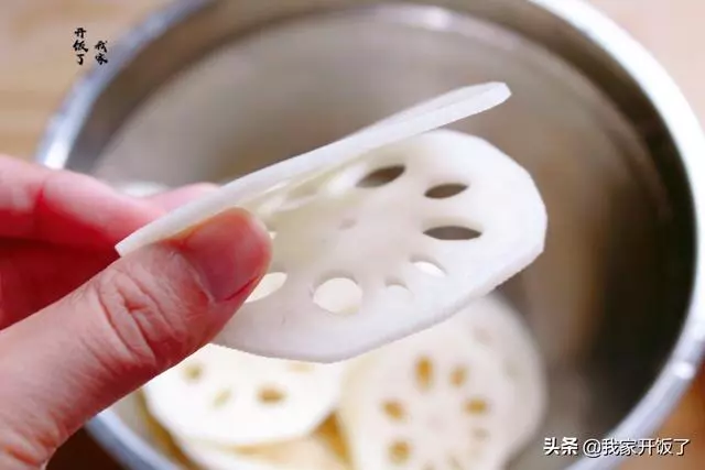 藕與它是絕配,不炒不燉,這樣做香酥脆爽不油膩,幾天不吃就饞
