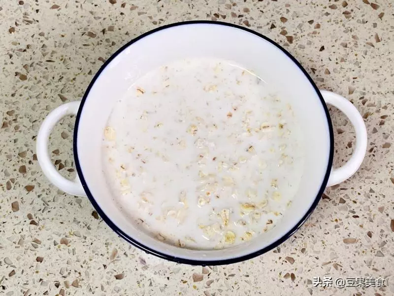 今天就教大家一個牛奶麥片的新做法 :【香蕉烤燕麥】,做起來也簡單,攪拌一下,烤一下就可以了