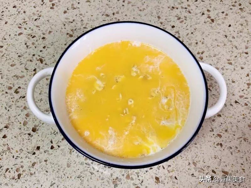 今天就教大家一個牛奶麥片的新做法 :【香蕉烤燕麥】,做起來也簡單,攪拌一下,烤一下就可以了