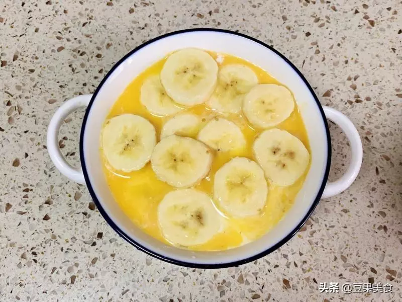 今天就教大家一個牛奶麥片的新做法 :【香蕉烤燕麥】,做起來也簡單,攪拌一下,烤一下就可以了