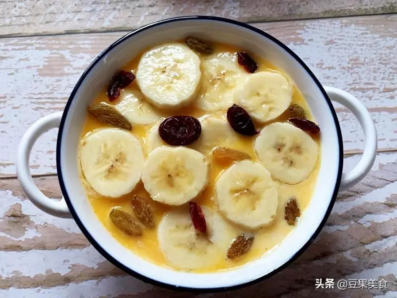 今天就教大家一個牛奶麥片的新做法 :【香蕉烤燕麥】,做起來也簡單,攪拌一下,烤一下就可以了