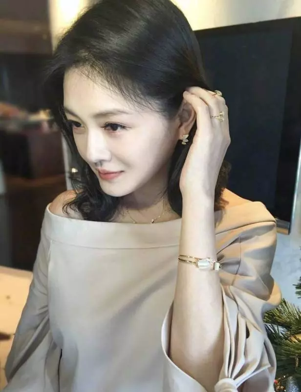 40幾歲的女人別再留「黑長直」,試試這5種髮型,尤其第二種大媽變貴婦
