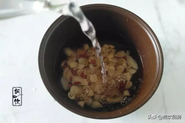 女人三寶多煮湯,每周喝上兩三次,長夜好眠,熬夜族女士要常喝