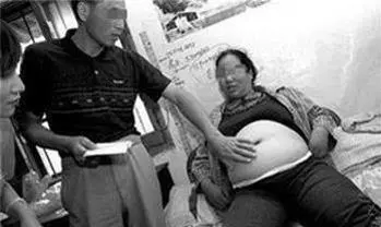 驚悚!24歲正妹「懷孕整整4年」,每個醫生看到她就搖頭,最後發現她肚子裡懷的竟是...太恐怖啦!!