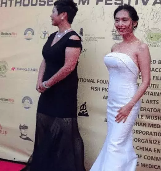 47歲朱茵活動照流出,「煤氣罐」身材格外吸人眼球,網友:男人的夢想