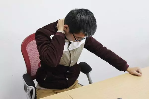 脖子上的小肉粒是什麼東西?不疼不癢的,能不能用手摳掉?早了解