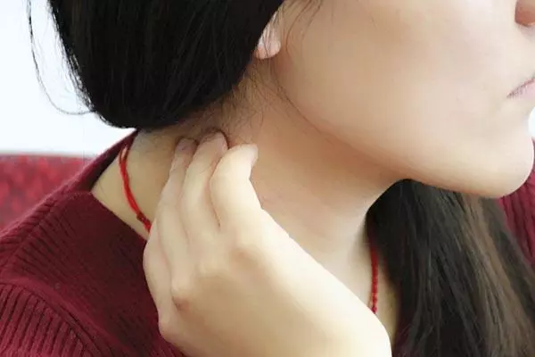 脖子上的小肉粒是什麼東西?不疼不癢的,能不能用手摳掉?早了解