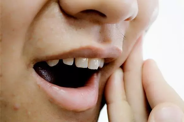牙縫裡的黃泥又臭又硬,如何緩解?教你刷牙妙招,牙齒潔白又清新