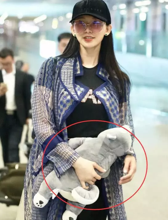林志玲終於成功懷孕?全程用娃娃遮擋,看清肚子大小後:三個月嗎?