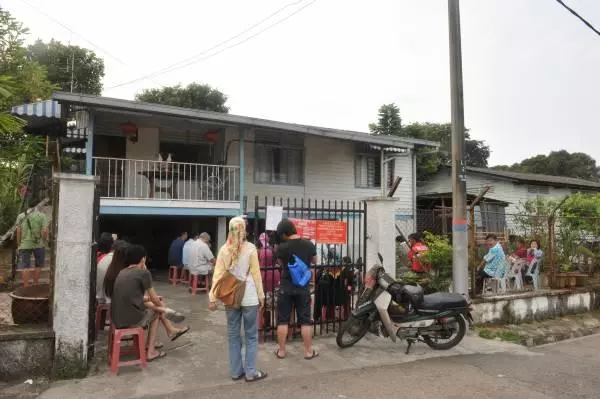 就在柔佛新山,大馬鍾氏祖傳跌打師傅,無人不曉,華巫印外勞老外都來求診!