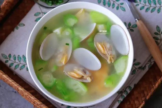 這碗湯我們家天天都要喝,鮮甜美味又營養,秋天常喝皮膚嫩得出水
