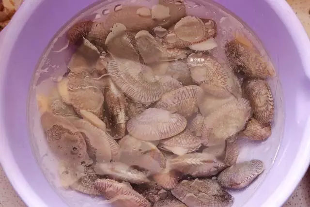 這碗湯我們家天天都要喝,鮮甜美味又營養,秋天常喝皮膚嫩得出水