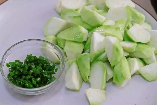 這碗湯我們家天天都要喝,鮮甜美味又營養,秋天常喝皮膚嫩得出水