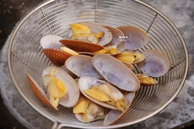 這碗湯我們家天天都要喝,鮮甜美味又營養,秋天常喝皮膚嫩得出水