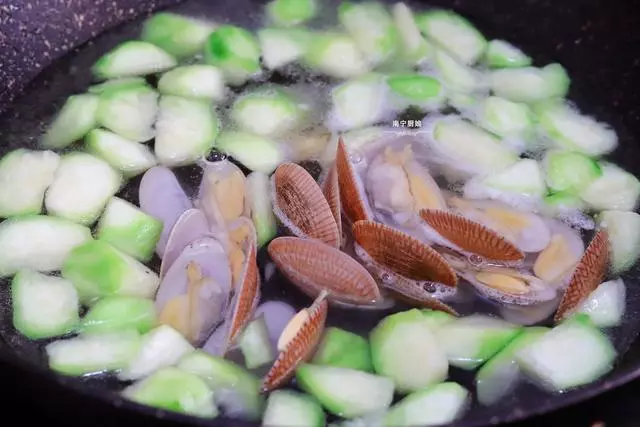 這碗湯我們家天天都要喝,鮮甜美味又營養,秋天常喝皮膚嫩得出水