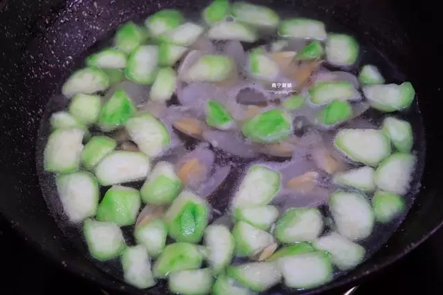 這碗湯我們家天天都要喝,鮮甜美味又營養,秋天常喝皮膚嫩得出水