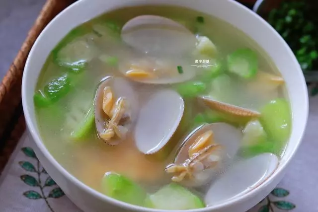 這碗湯我們家天天都要喝,鮮甜美味又營養,秋天常喝皮膚嫩得出水