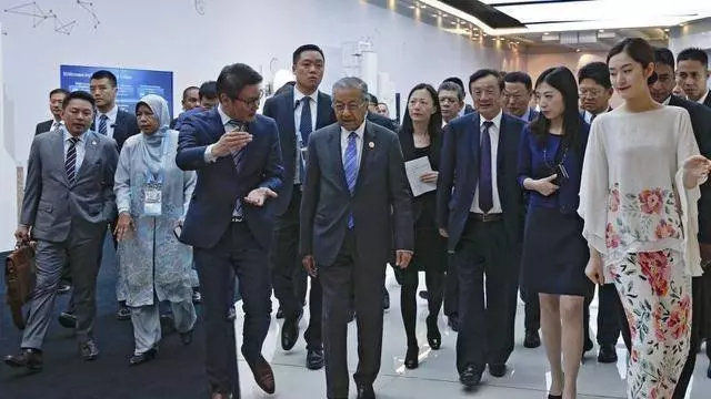 一周內兩鄰國接連力挺中國,杜特爾特再向美國開炮 !