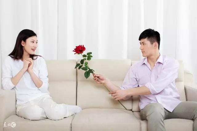 60年忘不了她,爺爺抱20萬現金娶「老婦」!