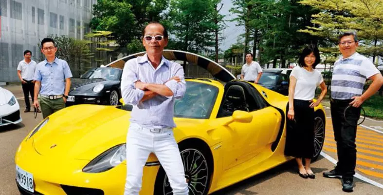 這家公司員工太幸福了!每年加薪、有員工餐,老闆的跑車還開放任駕!