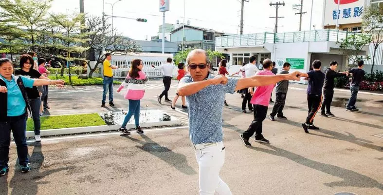這家公司員工太幸福了!每年加薪、有員工餐,老闆的跑車還開放任駕!