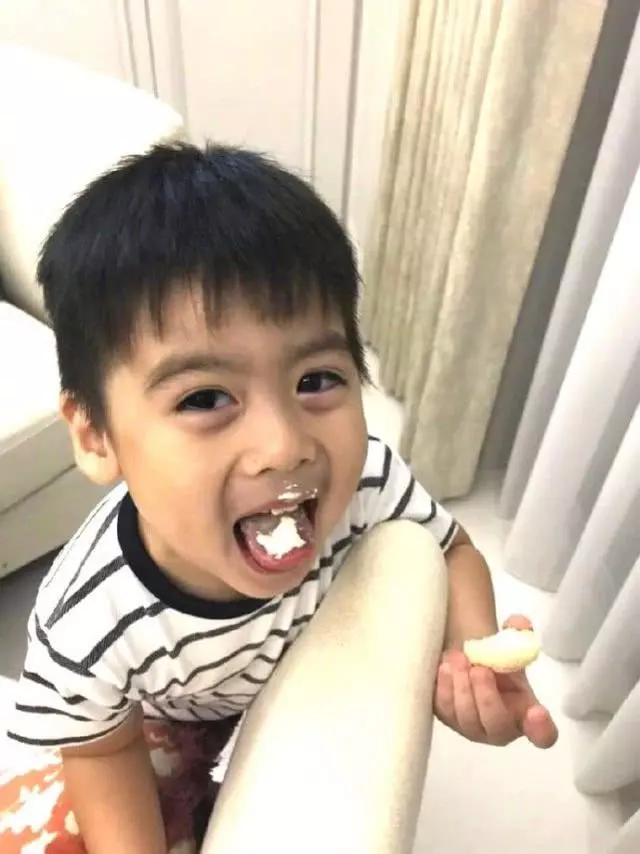 林志穎和4歲雙胞胎兒子留同款髮型,凱凱濃眉大眼雙眼皮像爸爸