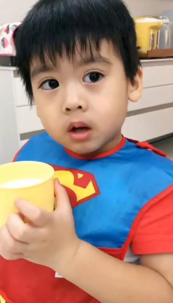 林志穎和4歲雙胞胎兒子留同款髮型,凱凱濃眉大眼雙眼皮像爸爸