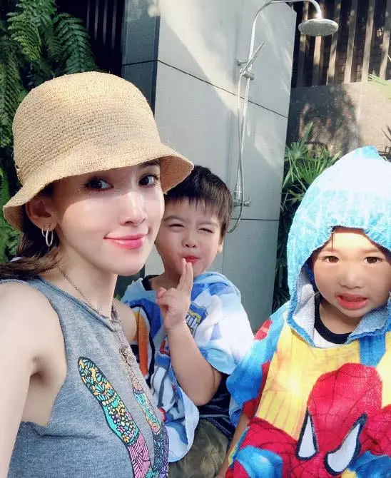林志穎和4歲雙胞胎兒子留同款髮型,凱凱濃眉大眼雙眼皮像爸爸