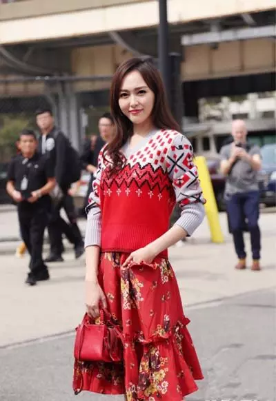 35歲唐嫣與32歲楊冪,同樣現身紐約街頭,1個美到爆棚,1個穿成俗妹!