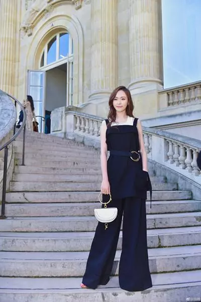 35歲唐嫣與32歲楊冪,同樣現身紐約街頭,1個美到爆棚,1個穿成俗妹!