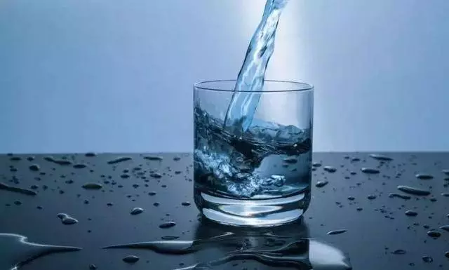 早上起床第一口水怎麼喝?2種水千萬別喝!毀腎、毀胃、毀血管!