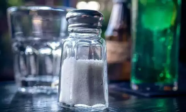 早上起床第一口水怎麼喝?2種水千萬別喝!毀腎、毀胃、毀血管!