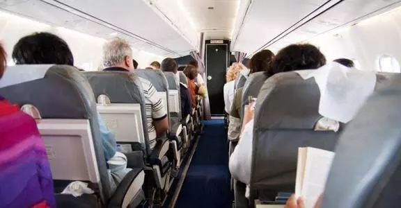 出國旅行搭飛機時,可以免費向空姐要的7樣東西!只要你敢開口就有!