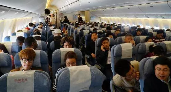 出國旅行搭飛機時,可以免費向空姐要的7樣東西!只要你敢開口就有!