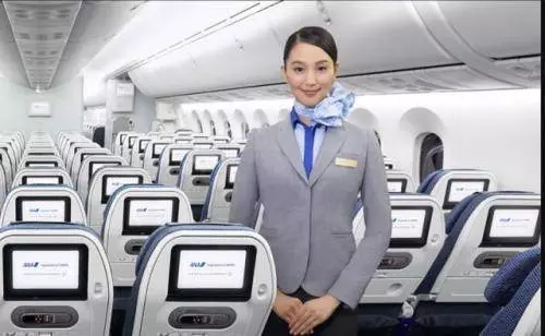 出國旅行搭飛機時,可以免費向空姐要的7樣東西!只要你敢開口就有!