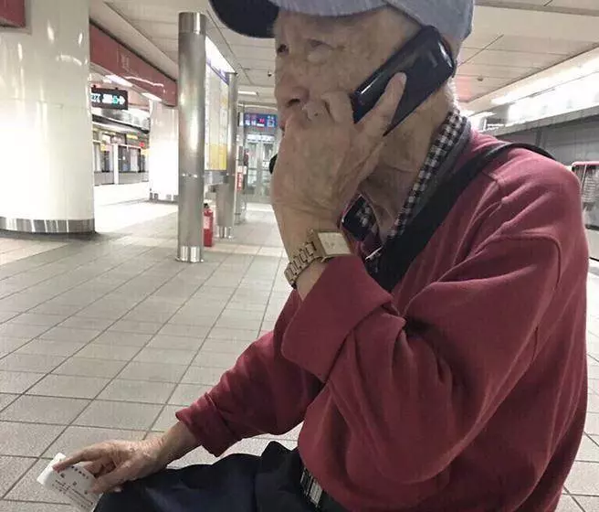 能幫我打電話嗎?陌生阿公「拿10年前名片」在捷運站求助 暖心網友幫忙「一打通哭出聲」:謝謝你 !